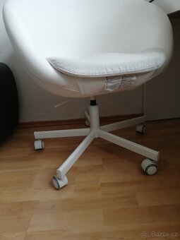 Otočná židle SKRUVSTA Ysane bílá z Ikea - 5