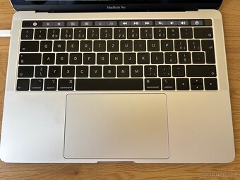 MacBook Pro 13” 2018 Touch Bar stříbrný - 5