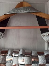 Nová krásná luxusní stříbrná prostorná kabelka přes rameno - 5