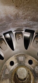 Letni pneu 225/45 R17 + alu disky originál škoda - 5