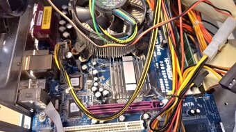 2x PC skříň se zdrojem + monitor Hp - 5