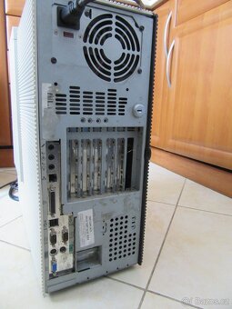 Nabízím starý stolní PC IBM. Ventilátor běží. Diody svítí. M - 5