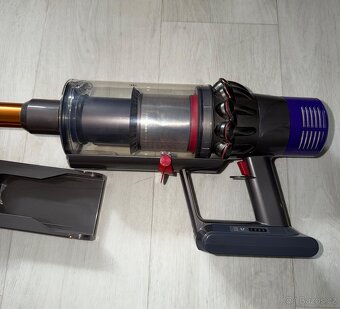 Dyson V10 Fluffy - nová baterie - 5