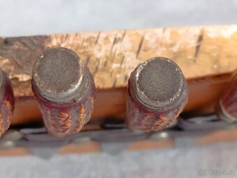 6 x malé nožíky v řadě na dřevéné podložce z břízy. - 5