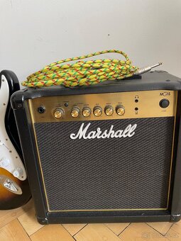 Elektrická kytara Fender Squier a zesilovač Marshall MG15 - 5