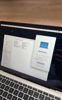 Macbook Pro z roku 2019, nová baterie, nabíječka, kabel - 5
