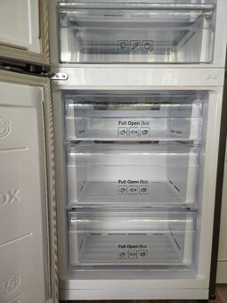 Lednička s mrazákem značky Samsung - 5