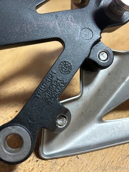 Držák + kryt stupačky pro Triumph Street Triple 765 RS - 5