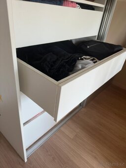 Kvalitní šatní skříň se skleněnými posuvnými dveřmi - 5