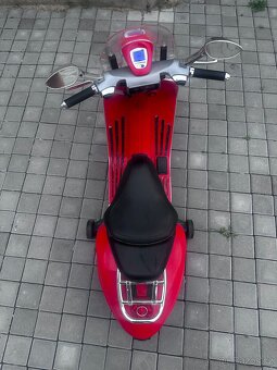 Odrážedlo Vespa Scooter na akumulátor - 5