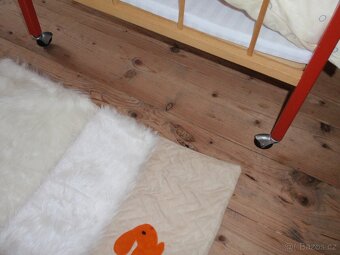 Pojízdná dřevěná postýlka i s panenkou a doplňky - 5