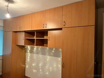 Šatní skříň / ložnicová sestava s prostorem pro postel - 5