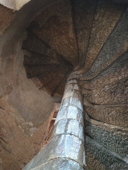 Zámecké opukové točité schodiště - 5