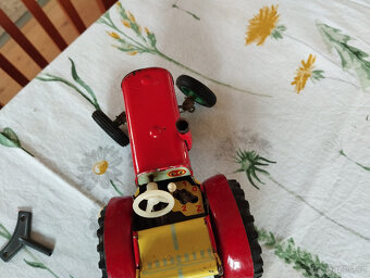 Staré hračky,plechový traktor Zetor 25 KDN na klíček 70.léta - 5