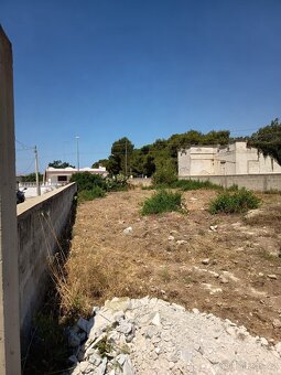 Krásný obezděný pozemek cca 600 m² jen 600 m od pláže na jih - 5