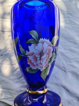 Modrá skleněná váza s květinami a pozlacením - 5