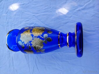 Modrá skleněná váza se zlatým motivem - 5