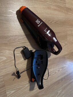 Elektrolux rapido lithium ruční vysavač - 5