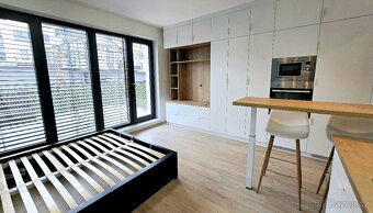 Pronájem bytu 1+KK (36m2) se sklepem, terasou a vyhrazeným k - 5