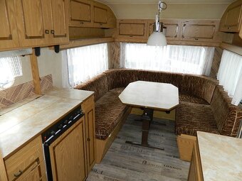 Dvouosý karavan Wilk - výborný stav - 5
