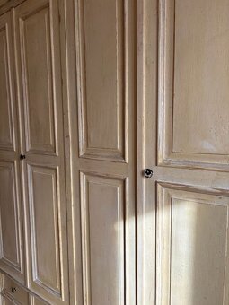 Patinovaná šatní skříň - 5