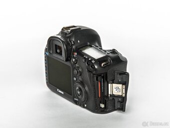 Canon EOS 5D Mark III s objektivem - 5