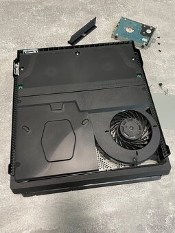PlayStation 4 PRO 1TB , 2 ovladače PS4 - 5