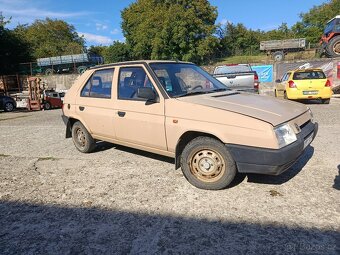 Škoda Favorit r. v. 1990 + druhý skelet auta zdarma - 5