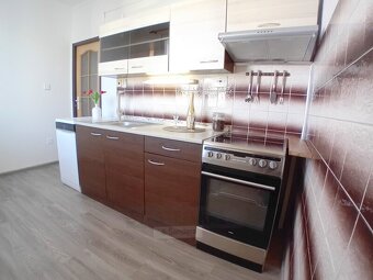 Pronájem prostorného bytu 3+1 s halou a lodžií, ca 78m², síd - 5