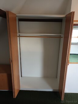 Vestavěná šatní skříň a peřiňák - 5