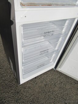 Nabízím Lednici Samsung model RB37J5329SS. Málo chladí. Pro - 5