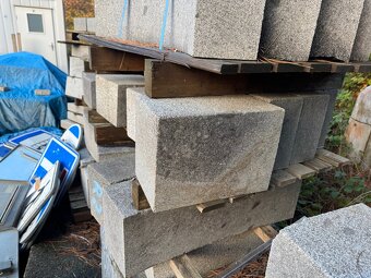Žulové obrubníky a bloky CENA ZA VŠE NA FOTO - ASI 12 PALET - 5