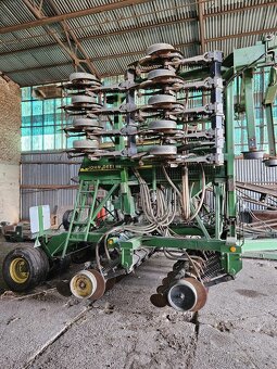 secí stroj John Deere 750A - 5