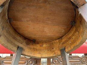 Starožitný nábytek - stolek kulatý s poličkou - 5