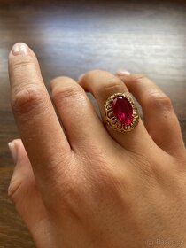 Zlatý dámský prsten s červeným kamenem - 5