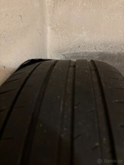 Michelin Pilot Sport 4, 225/45 R18, DOT2221; 3x4,5mm, 1x3mm - 5