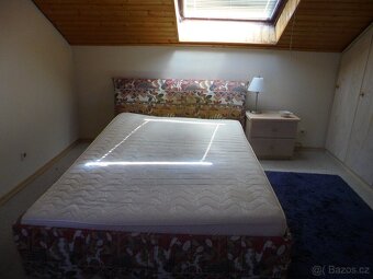 čalouněná postel, rošt, matrace, přehoz noční stolek - 5