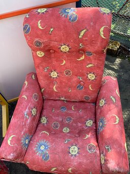 Sedačka (postýlka) + 2 křesla, magnetická tabule, stojan na - 5