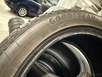 prodám zimní 235/45/18 Goodyear a Pirelli - - 5