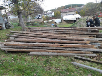ručně tesané trámy ze střechy - 5