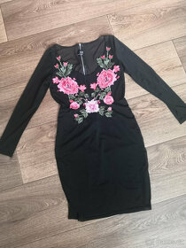 Černé šaty s květinovou výšivkou - 5