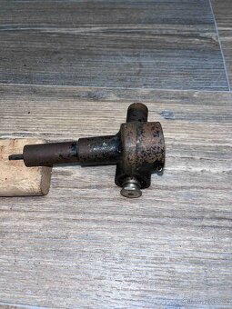 Morgan  -  šikmý převodník k tachometru na přední kolo. - 5