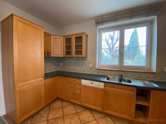 Moderní kuchyňská linka se spotřebiči - 5