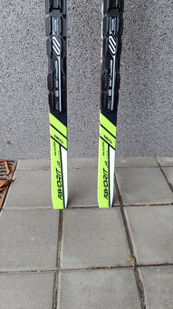 Prodám dětské běžky se šupinami Sporten, délka 120 cm - 5