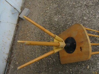 Nabízím starou industriální židli. Na renovaci. Je výškově s - 5