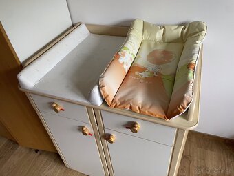 Originální komoda s přebalovacím pultem a dřevěnými ptáčky + - 5