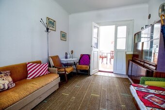 Rodinný dům 5+1 u zámecké zahrady, obec Dobřenice. - 5