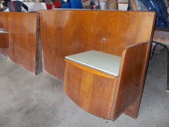 Manželská postel s nočními stolky. - 5