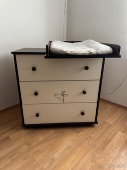 Přebalovací pult a postýlka Klupš Safari, ořech - bílá - 5