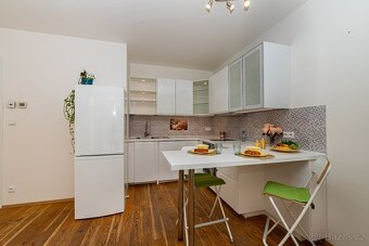 Moderní byt 62m² 1+kk s terasou, garážovým stáním a komorou - 5